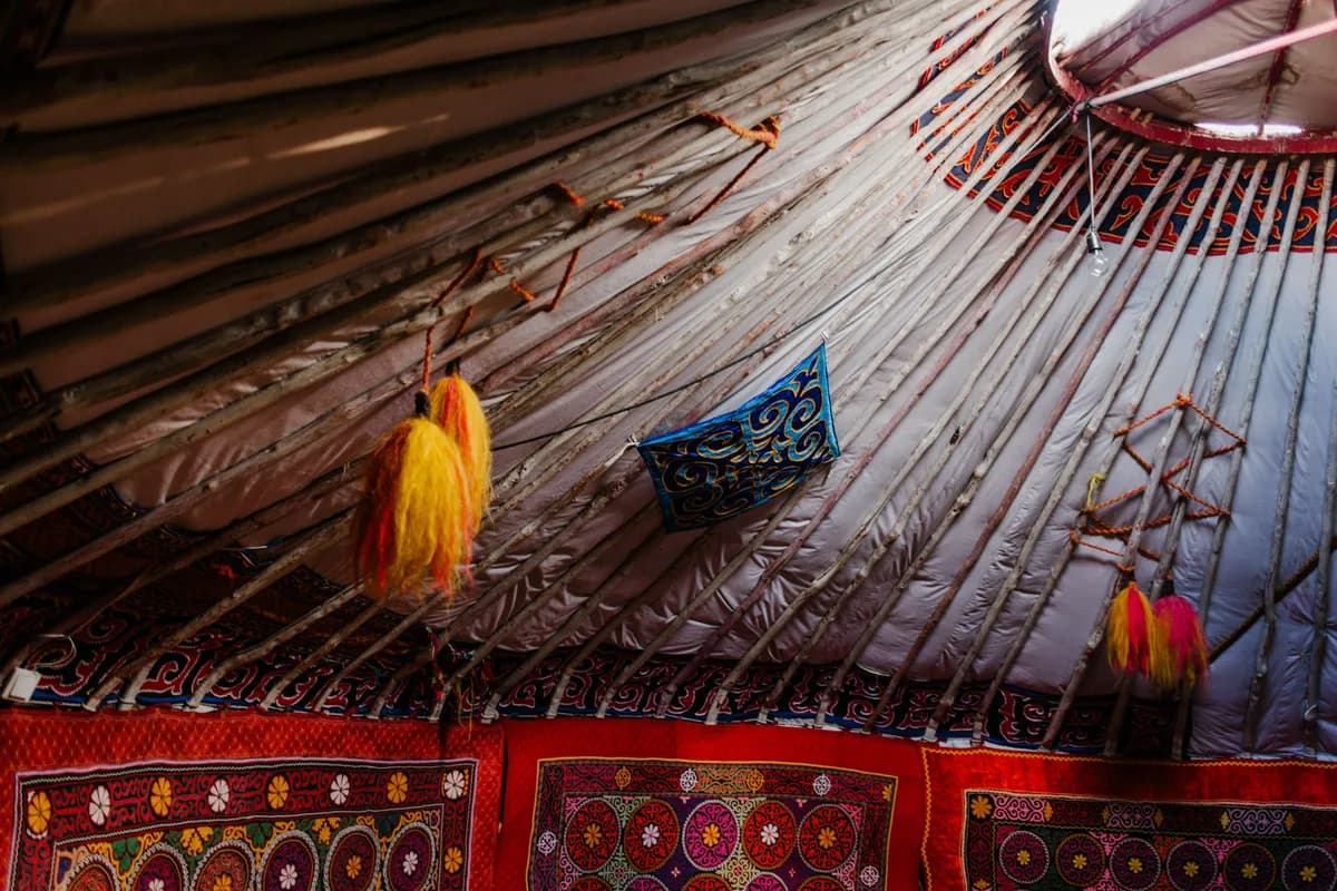 Imagen de ejemplo de BookNoFees: interior tradicional de una yurta con tejidos estampados