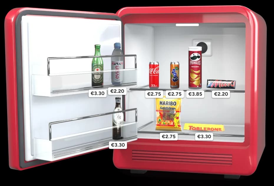 El minibar de BookNoFees tal y como lo ven sus huéspedes: abierto, con bebidas, aperitivos y el precio indicado en cada producto