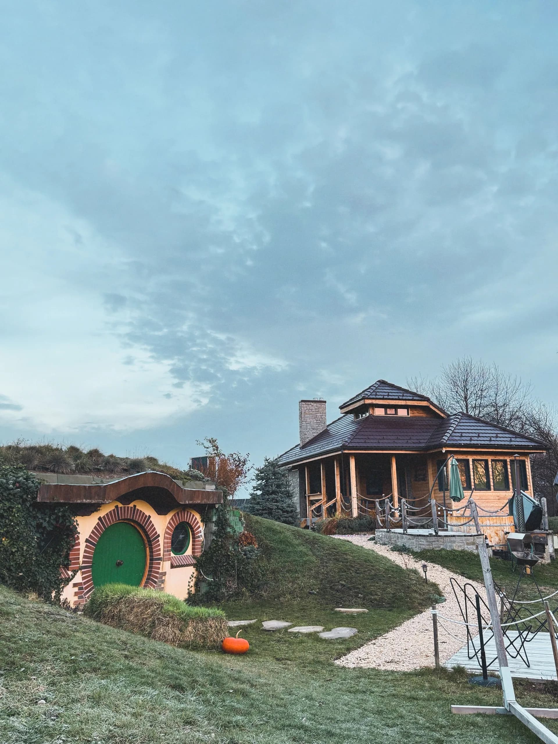 Imagen de ejemplo de BookNoFees: casita cubierta de hierba junto a un estanque