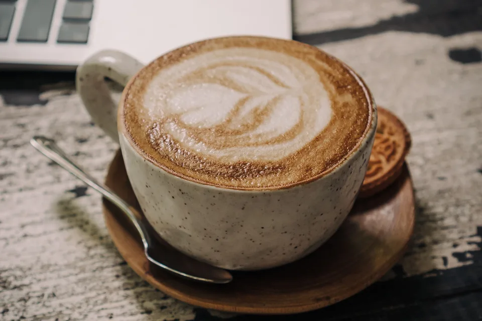BookNoFees: Foto de ejemplo: Capuchino en una taza de cerámica