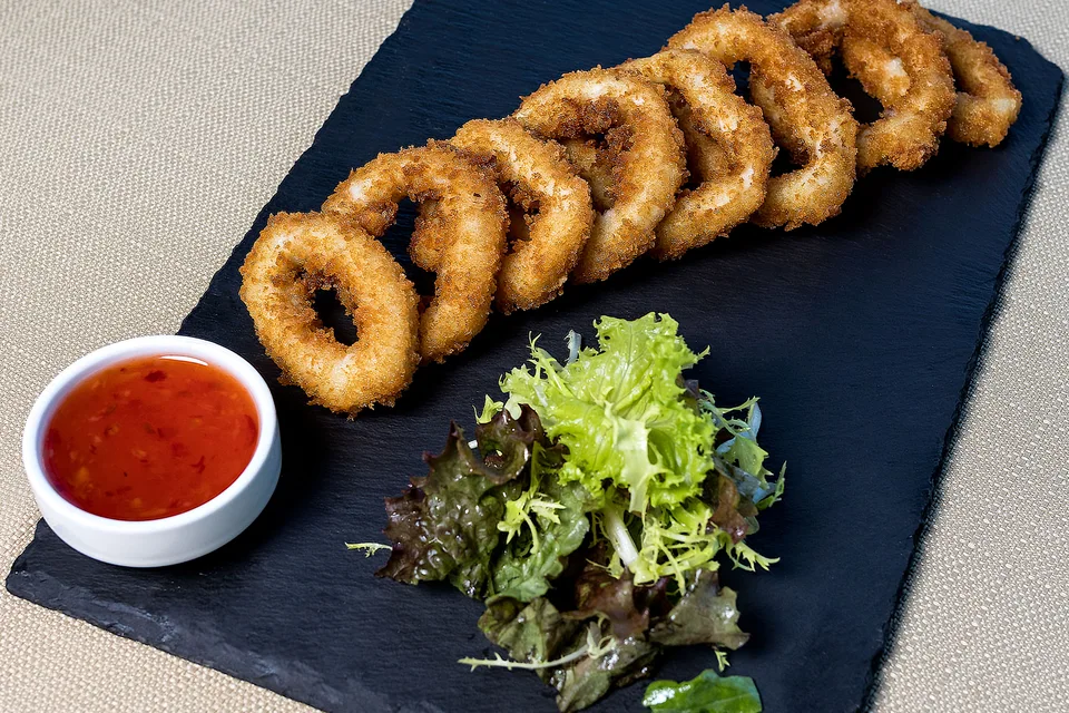 BookNoFees: Foto de ejemplo: Anillas de calamares fritos con ensalada y salsa para mojar
