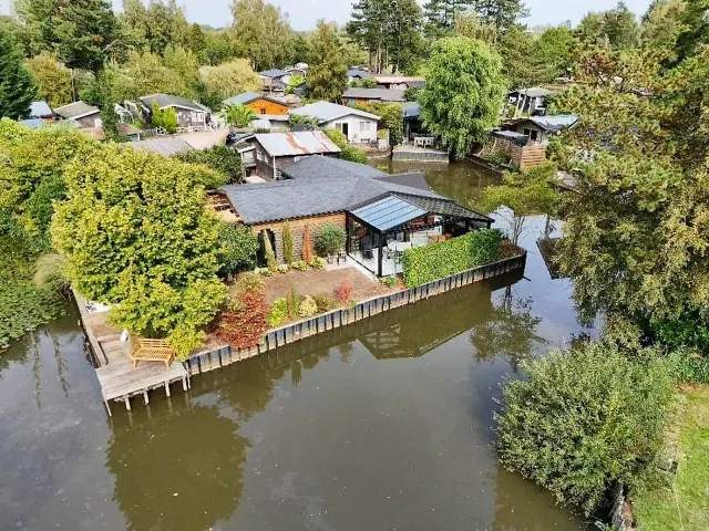 BookNoFees: Tranquilo chalet de una habitación con jardín privado – Geel