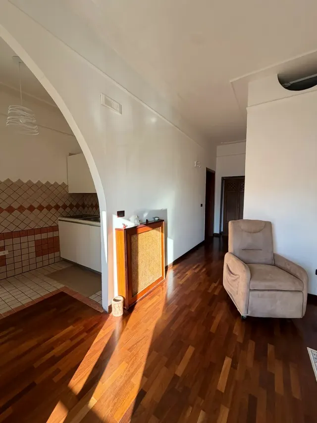 BookNoFees: alojamiento de vacaciones en Castellammare Di Stabia, La campaña, Italia – Pasillo con piso de madera, arco que da a la cocina y sillón