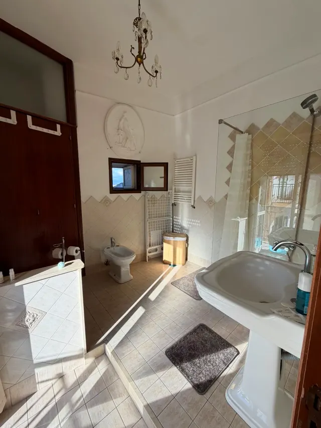 BookNoFees: alojamiento de vacaciones en Castellammare Di Stabia, La campaña, Italia – Baño con lavabo con pedestal, bidé, regadera y candelabro