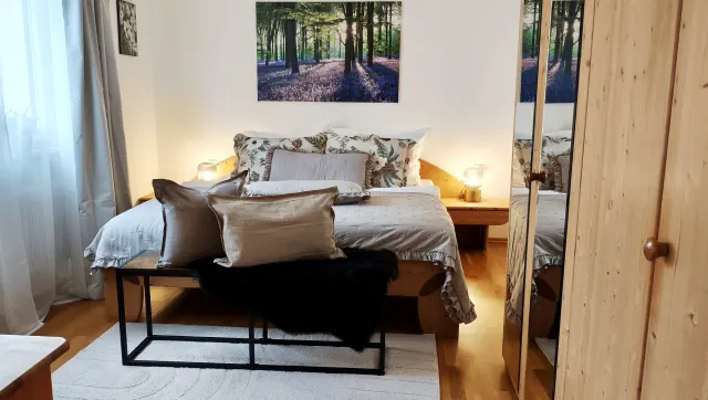 BookNoFees: alojamiento de vacaciones en Bensheim, Hesse, Alemania – Habitación con cama doble, obra de arte con motivos del bosque y ropero con espejos