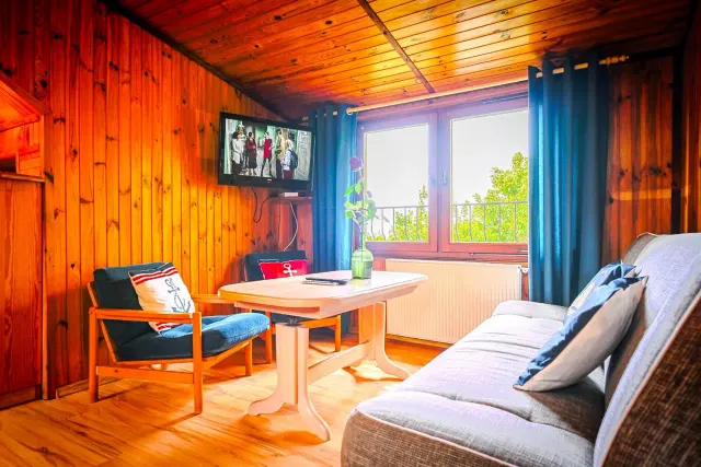 BookNoFees: Un tranquilo departamento de madera con terraza y jardín – Jarosławiec