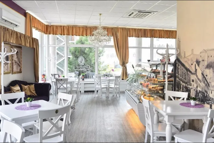 BookNoFees: Cafetería – Cukráreň u Babičky – Bratislava – Pastelería de la Abuelita, foto 1