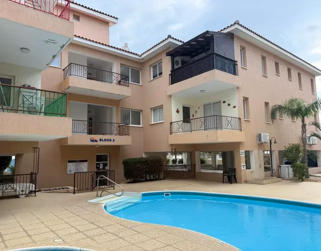 BookNoFees: alojamiento de vacaciones en Chloraka – Departamento espacioso y tranquilo con piscina y balcón