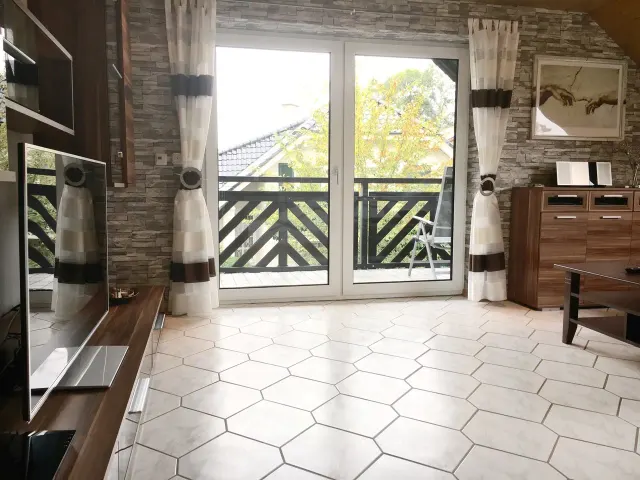 BookNoFees: WaldLoft en Balve con balcón, chimenea y tina – Balve