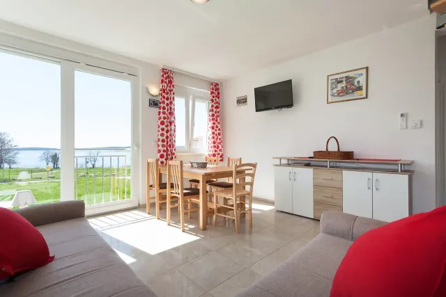 BookNoFees: Planta alta de una villa frente al mar con terraza en el techo, ubicada en primera fila frente a la playa. – Medulin