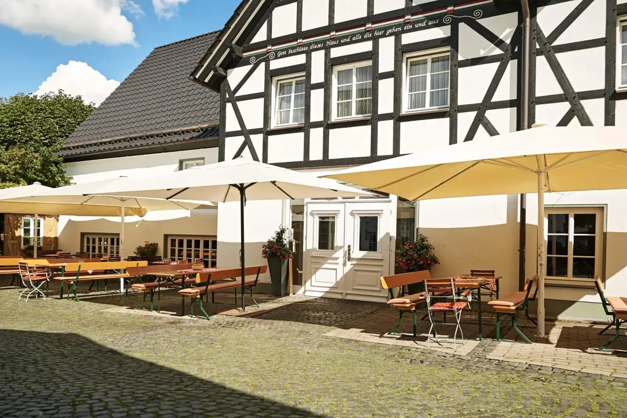 BookNoFees: Restaurante – Esloher Brauhaus — Domschänke Esselbräu – Eslohe – Esloher Brauhaus — Taberna de la catedral Esselbräu, foto 1