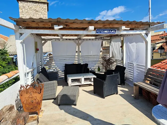 BookNoFees: alojamiento de vacaciones en Krapanj – Apartamento tranquilo con balcón y parrilla