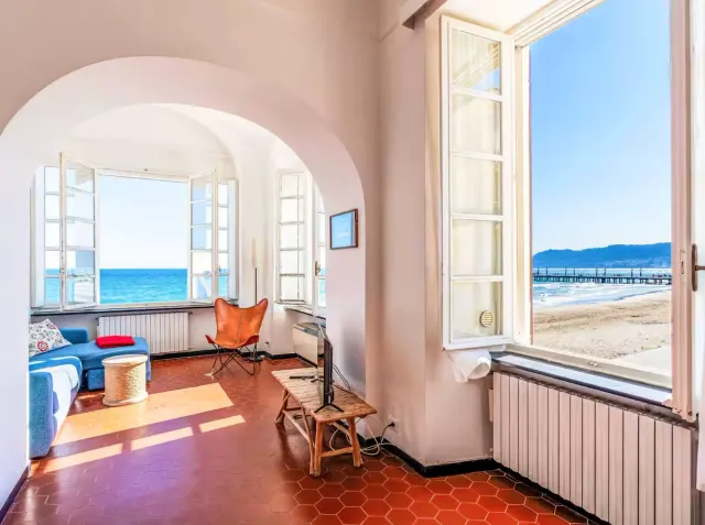BookNoFees: Amplio departamento con vista al mar y techos abovedados – Alassio