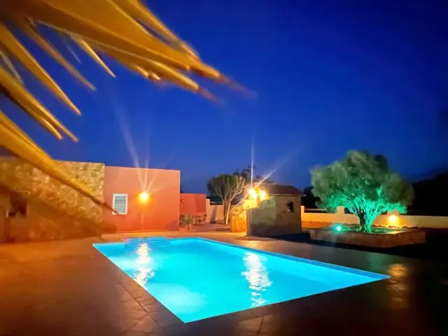 BookNoFees: alojamiento de vacaciones en Triquivijate – Finca El Lomo: tu hogar acogedor con piscina privada, Triquivijate