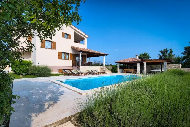 BookNoFees: Villa espaciosa con piscina y tina de hidromasaje – Štokovci