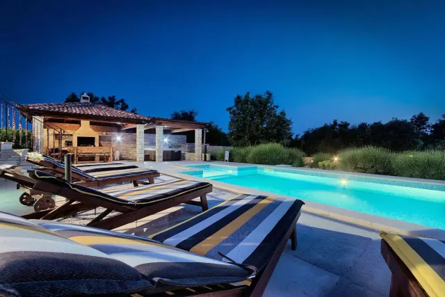 BookNoFees: alojamiento de vacaciones en Štokovci, Croacia – una alberca con tumbonas y un cenador en Villa Stokovci, en Štokovci