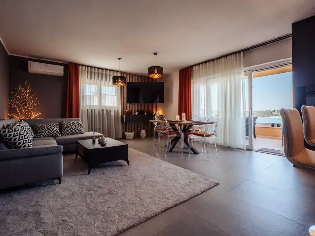 BookNoFees: Elegante departamento de diseño con terraza y vista al mar, planta baja – Rogoznica
