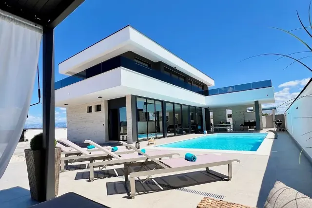 BookNoFees: Villa con piscina, jardín y mucho espacio para nueve huéspedes – Zemunik Gornji