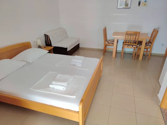 BookNoFees: Estudio tranquilo con balcón y vista al mar – Omiš