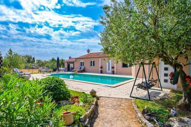 BookNoFees: alojamiento de vacaciones en Fazana – Casa de vacaciones Una con piscina privada y jardín