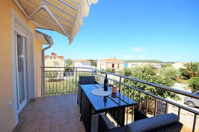 BookNoFees: Ácogedor departamento con vista al mar y balcón – Medulin