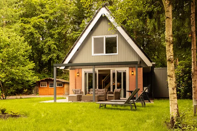BookNoFees: Casa independiente en el bosque con jardín cercado y área de juegos – Norg