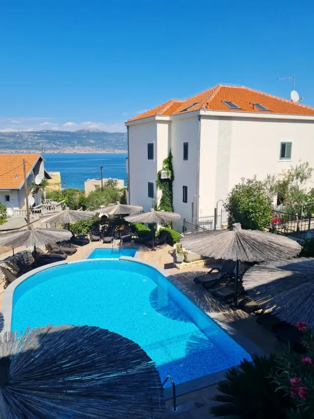 BookNoFees: alojamiento de vacaciones en Slatine – Tranquilo departamento de vacaciones con piscina y área para asar