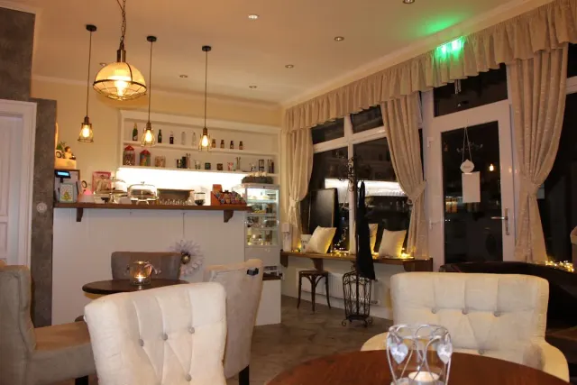 BookNoFees: Cafetería – Babinec – Bratislava – El rincón de las mujeres, foto 3