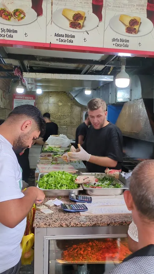 BookNoFees: Cafetería – Dürümcü Mustafa – Istanbul – Mustafa, el vendedor de dürüm, foto 2