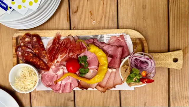 BookNoFees: Restaurante – Meštiansky pivovar - Pivovarská reštaurácia – Bratislava – Cervecería Meštianská - Restaurante de la cervecería, foto 2