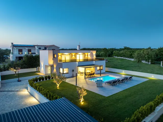 BookNoFees: Villa espaciosa con piscina privada y jardín – Juršići
