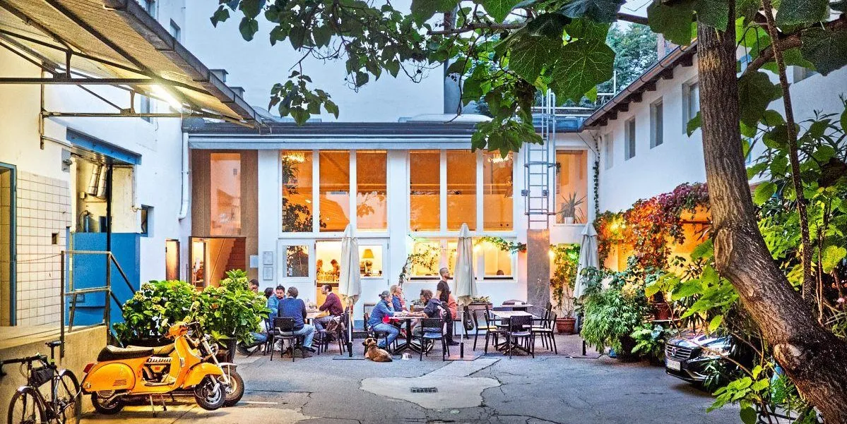 BookNoFees: Restaurante – Das Lokal im Hof – Vienna – El local en el patio, foto 1