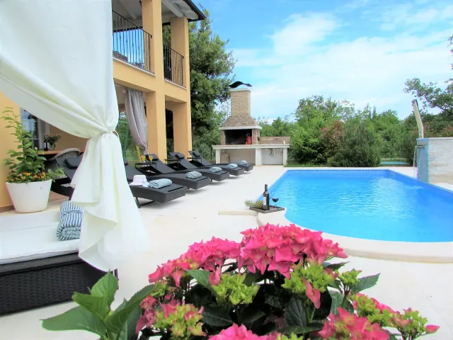 BookNoFees: Villa Ari con piscina, jacuzzi y sauna – Rakalj