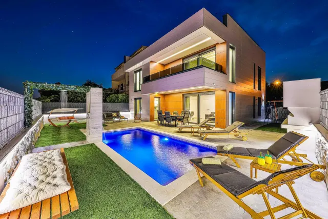 BookNoFees: Villa moderna con piscina y una amplia terraza – Kastel Stafilic
