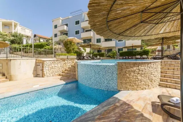 BookNoFees: alojamiento de vacaciones en Slatine – Tranquilo departamento de vacaciones con vista al mar y piscina