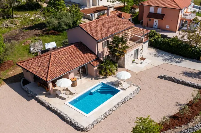BookNoFees: Villa de piedra con piscina y sauna – Malinska