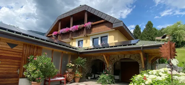 BookNoFees: Elegante departamento con jardín y chimenea – St. Michael Im Lungau