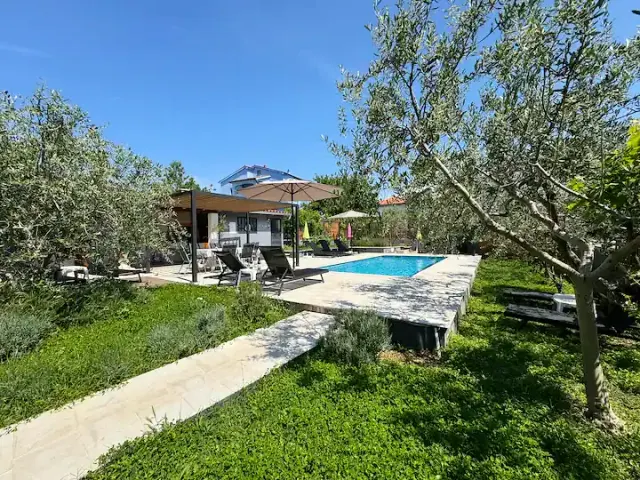 BookNoFees: alojamiento de vacaciones en Pula – Departamento de 2 habitaciones «Meme 2» con piscina, cerca del centro histórico