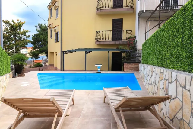 BookNoFees: alojamiento de vacaciones en Malinska – Una tranquila villa con piscina y balcón frente al mar