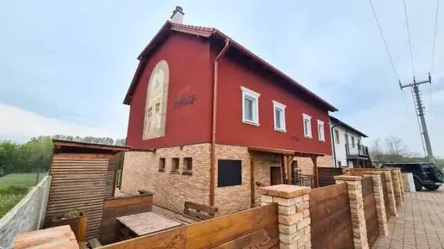 BookNoFees: alojamiento de vacaciones en Jevišovka – Una casa tranquila y elegante con bodega