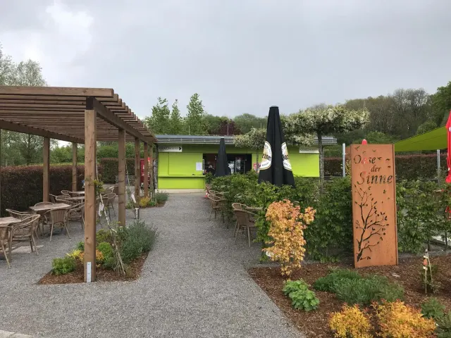 BookNoFees: Bar de tapas – Flora — Essbar im Park – Hemer – Flora — Comestible en el parque, foto 2