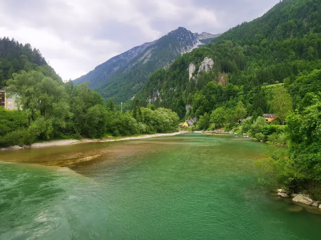 BookNoFees: alojamiento de vacaciones en Hieflau, Estiria, Austria – Vista del río con montañas boscosas y una casa amarilla a la orilla