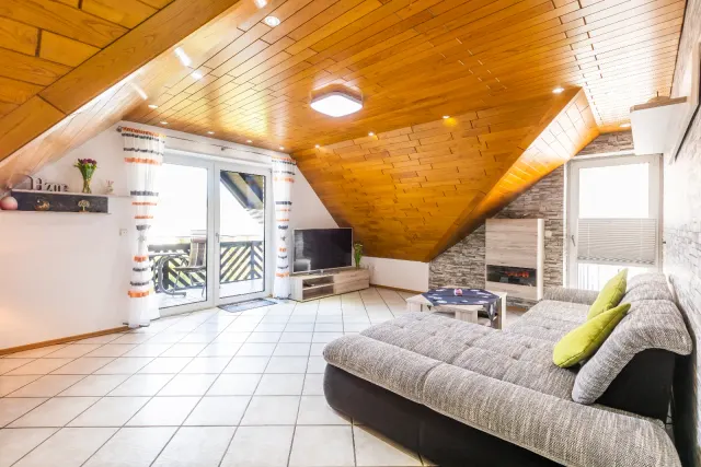 BookNoFees: Departamento de vacaciones Robinson en Balve, con chimenea y vista al jardín – Balve