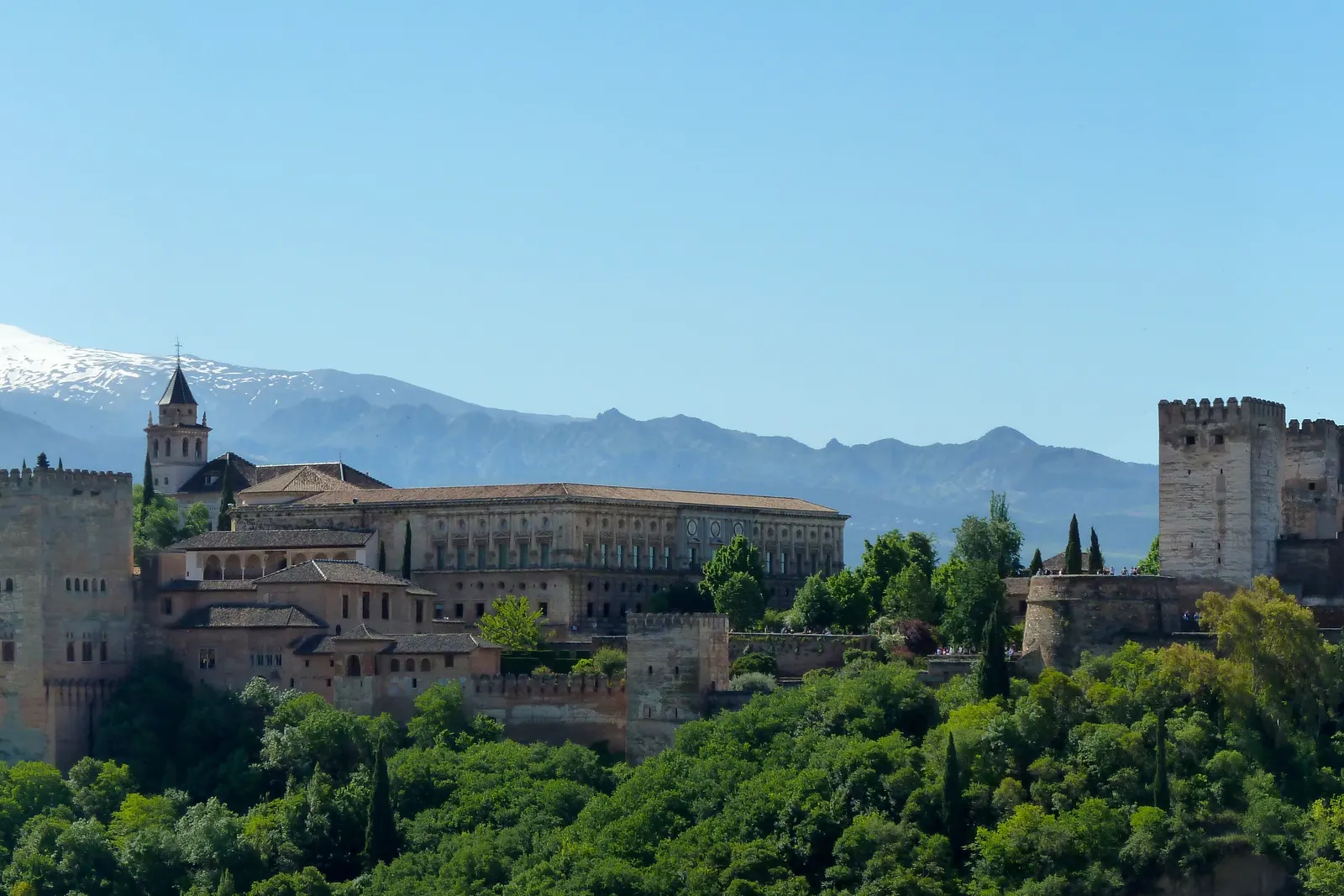 Guía de BookNoFees sobre Andalucía, España: la Alhambra de Granada con la Sierra Nevada al fondo