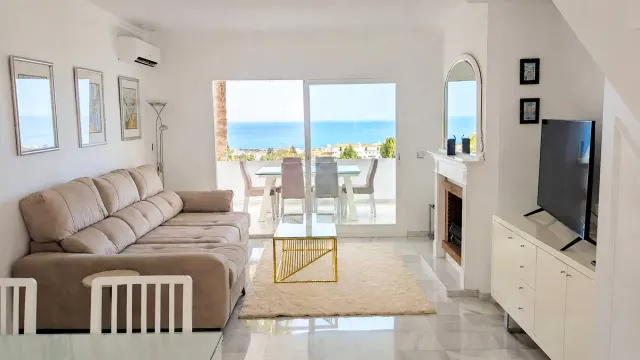 BookNoFees: alojamiento de vacaciones en Mijas – Sala de estar con sofá, televisión y terraza con vista al mar en Calahonda, España