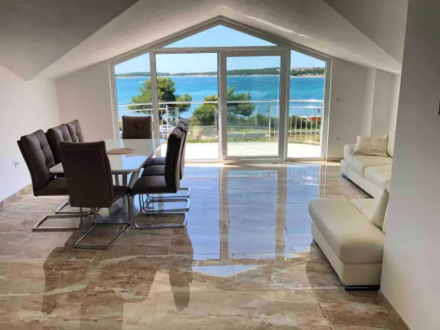 BookNoFees: Un piso de la lujosa villa de playa con tumbonas gratuitas bajo los pinos en la parcela de playa privada – Medulin