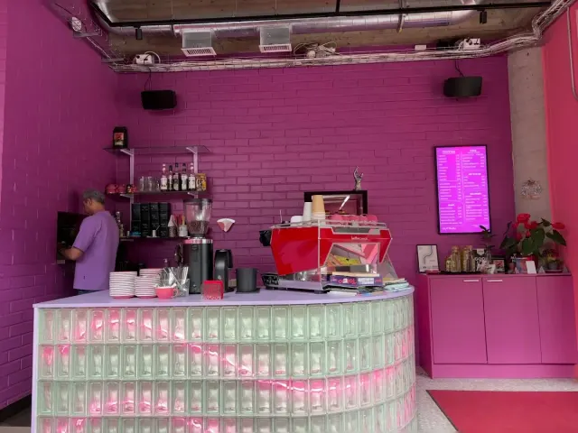 BookNoFees: Cafetería – Outrun Cafe – Helsinki – Outrun Café, foto 3