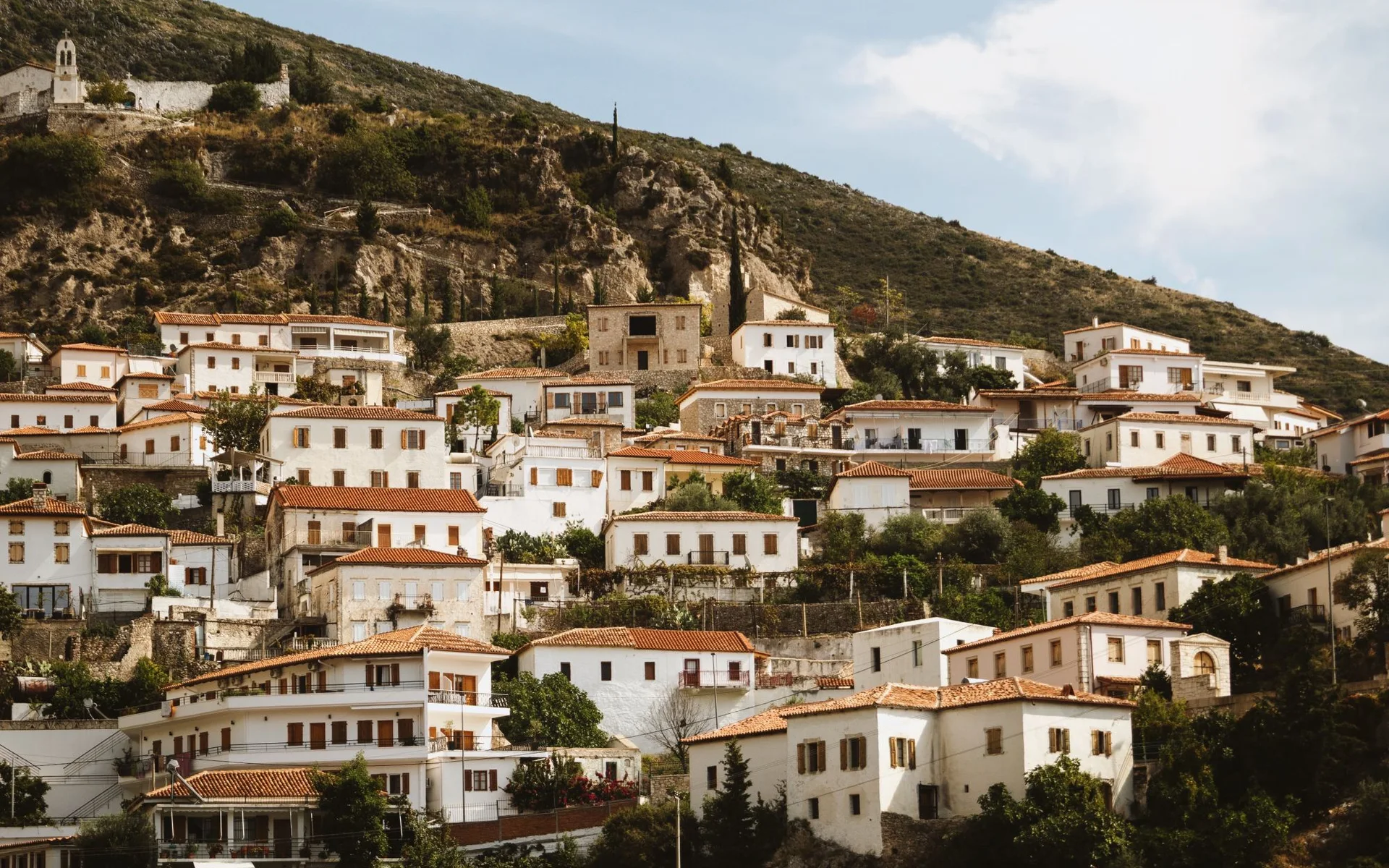 Casas tradicionales en la ladera de Dhërmi, Albania