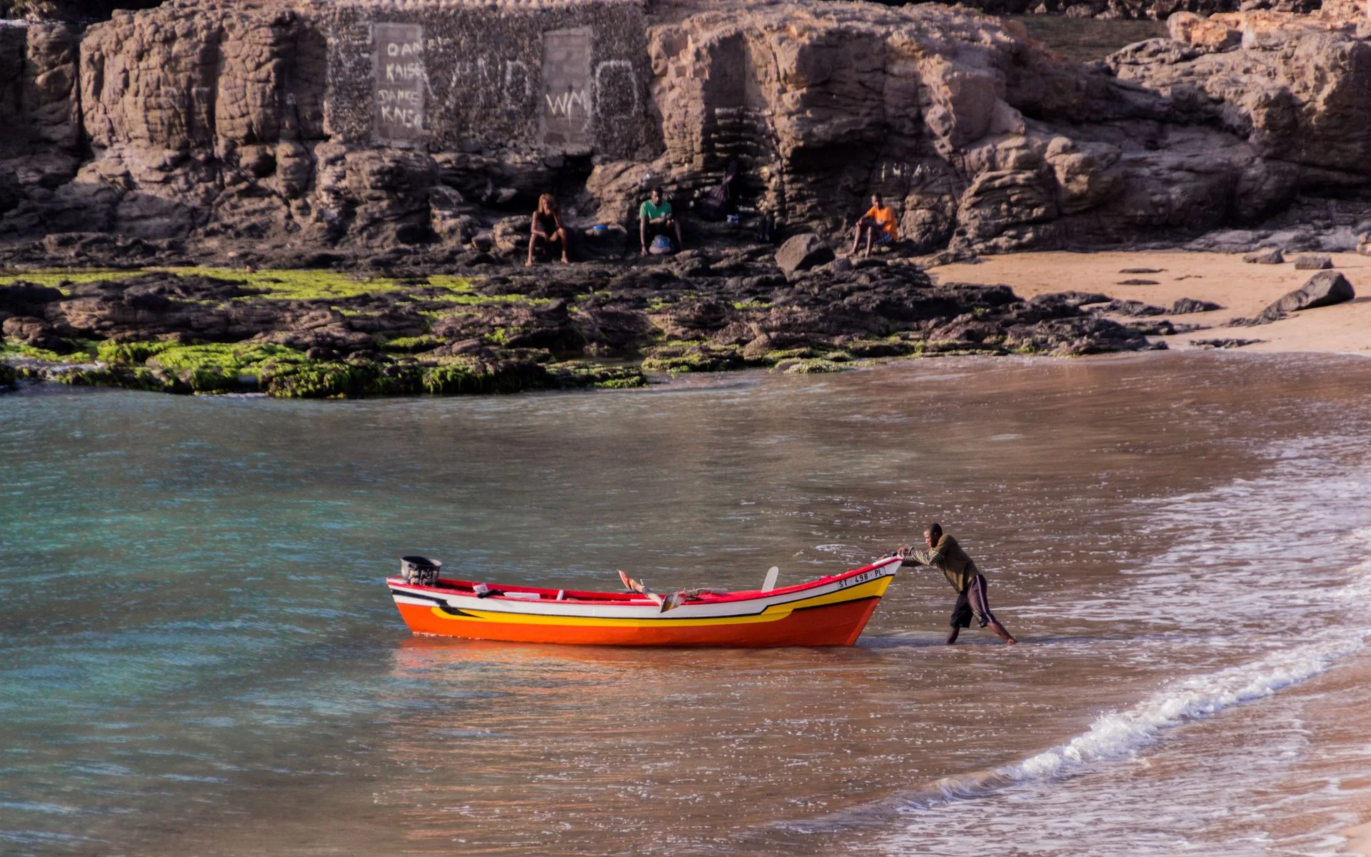 Barco de pesca de colores en la playa de Tarrafal, en Cabo Verde