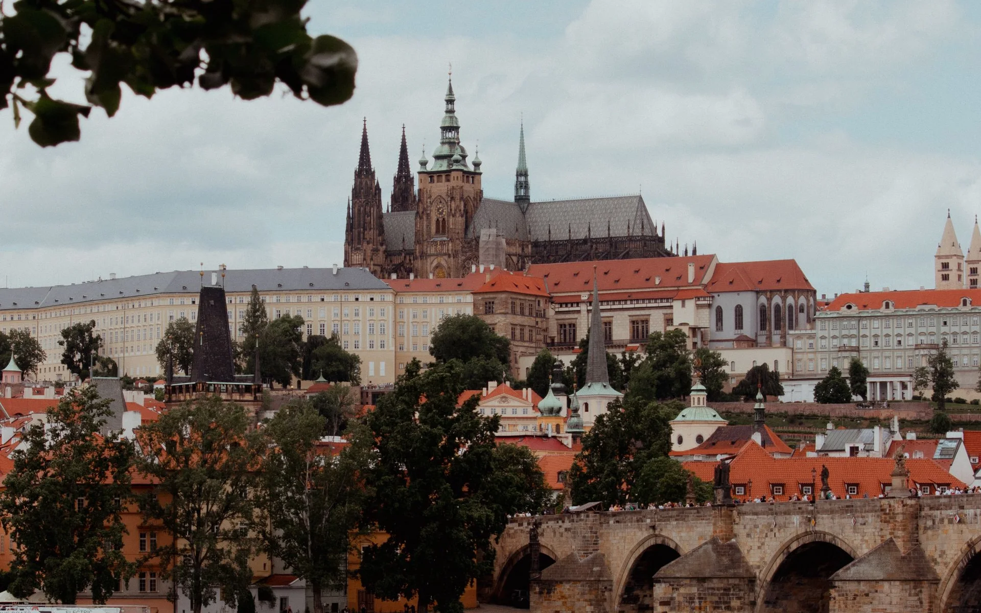 El Castillo de Praga y el Puente de Carlos sobre el Moldava